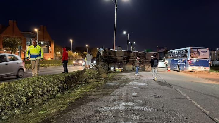 Microbús vuelca en autopista Talcahuano-Concepción