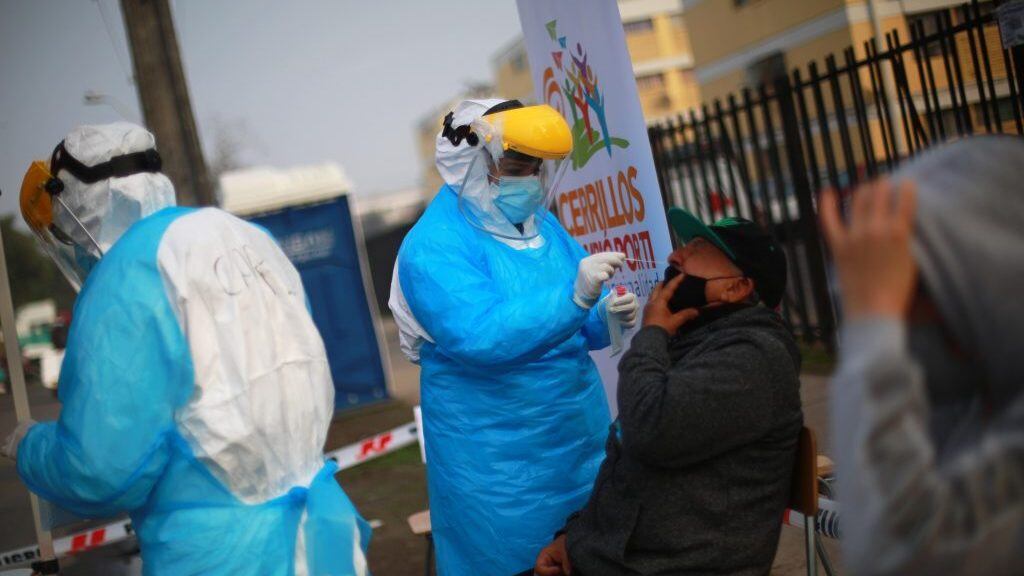 12 de Julio de 2020/SANTIAGO
Personal de salud realiza exámenes a un hombre, durante toma de muestras de PCR a personas asistentes a una feria de la comuna de Cerrillos, en medio de la pandemia de COVID-19.
FOTO: JOSE FRANCISCO ZUÑIGA/AGENCIAUNO