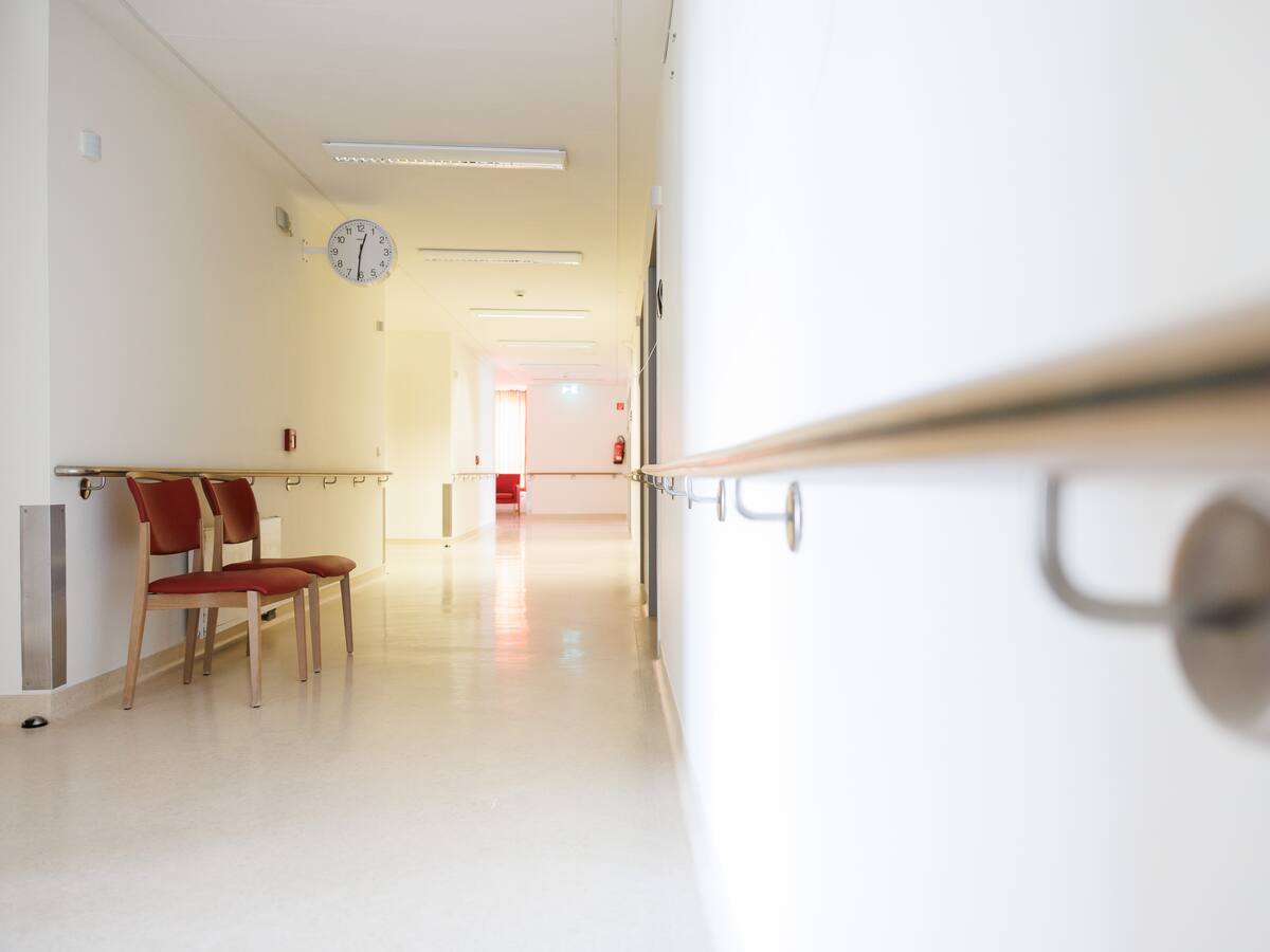Denuncian reproducción de contenido erótico para adultos en pasillos del Hospital Regional de Magallanes