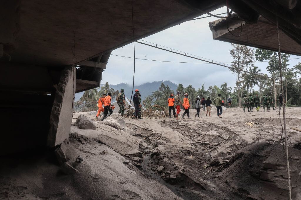 Rescatistas observan la destrucción que dejó la erupción en la villa Lumajang