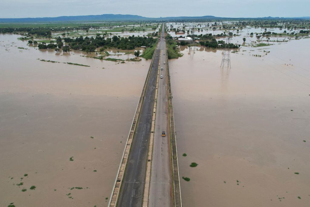 El agua inunda una localidad y casi cubre un puente en Nigeria