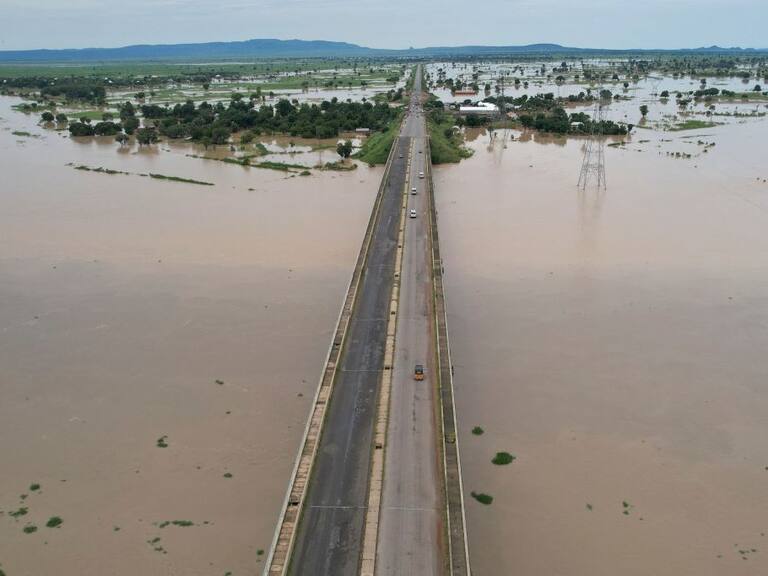 El agua inunda una localidad y casi cubre un puente en Nigeria