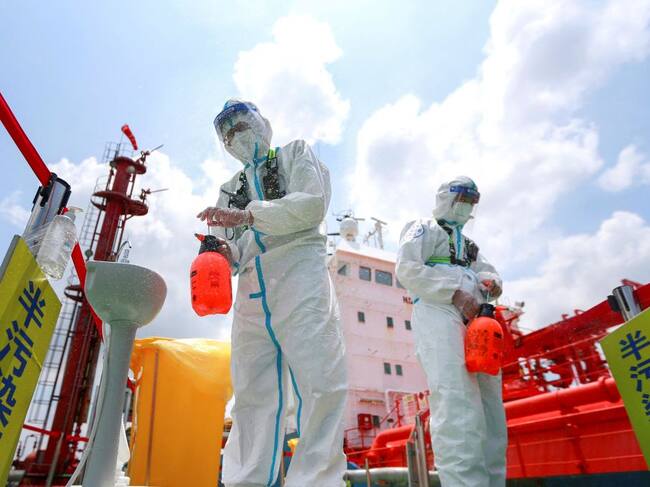 Policías controlan el movimiento en el puerto Nanjing de Jiangsu