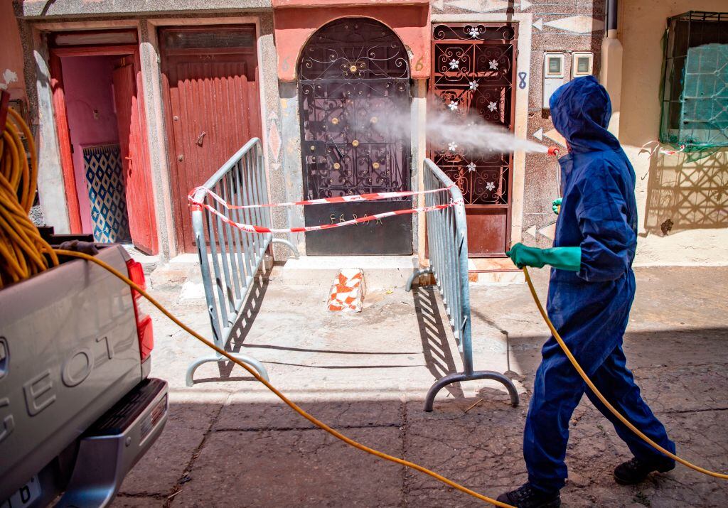 Trabajador desinfecta las casas en Marruecos