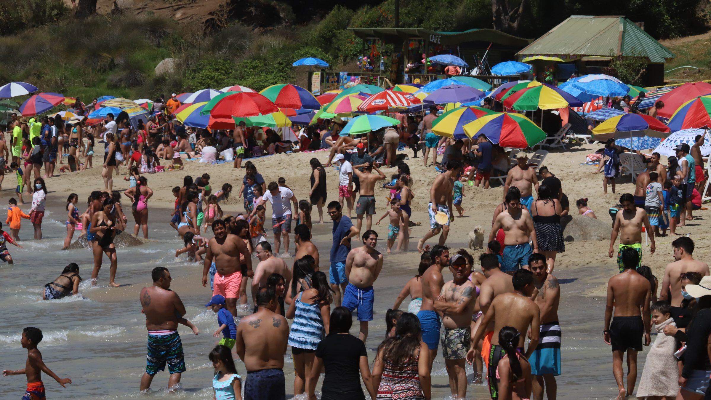 Turistas en playa el canelo