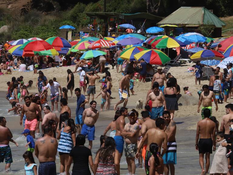 Turistas en playa el canelo
