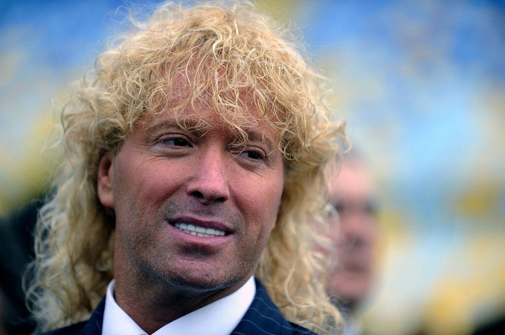 Farkas ofrece ayuda a adulto mayor