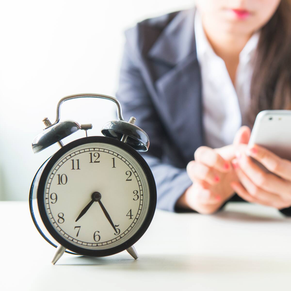 Cambio de hora en Chile: ¿Cuándo comienza el horario de invierno y qué pasa con tu celular?