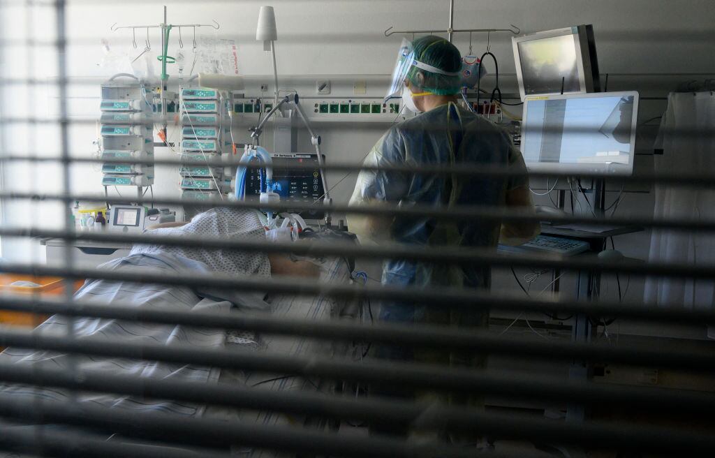 Un trabajador de la salud atiende a un paciente Covid-19 en un hospital de Alemania