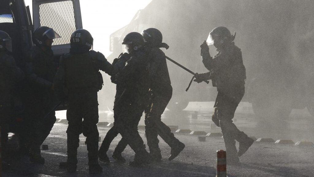 09 de Diciembre del 2019/CONCEPCION
Incidentes en el Centro de Concepicon. En la Imagen Fuerzas Especiales de Carabineros, detiene a maifestantes en cercanias a Plaza de la Independencia

FOTO:SEBASTIAN BROGCA/AGENCIAUNO
