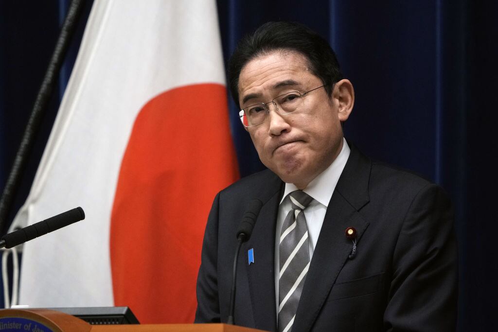 El primer ministro de Japón, Fumio Kishida, habla ante la prensa en Tokio tras estallar el escándalo de sobornos de su Partido Liberal Democrático