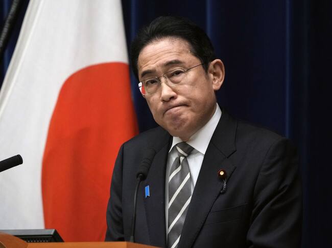El primer ministro de Japón, Fumio Kishida, habla ante la prensa en Tokio tras estallar el escándalo de sobornos de su Partido Liberal Democrático