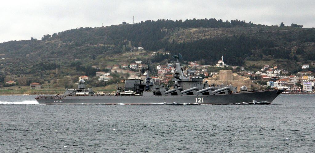 El buque ruso Moskva pasando por el Dardanelles