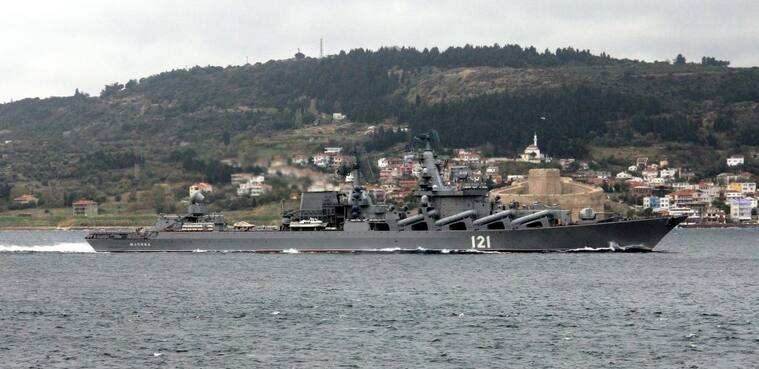 El buque ruso Moskva pasando por el Dardanelles
