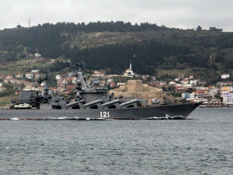 El buque ruso Moskva pasando por el Dardanelles