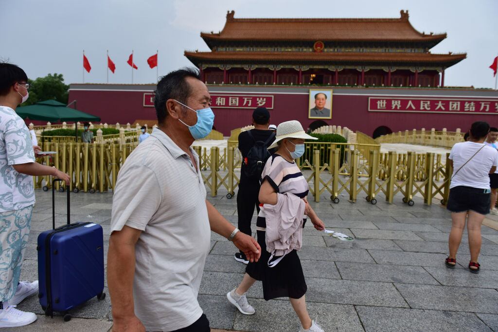 Las personas utilizan mascarillas en las calles de la capital de China