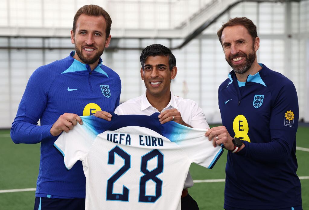 Gareth Southgate junto a Harry Kane y el entonces primer ministro Rishi Sunak por la postulación de Inglaterra e Irlanda para organizar la Eurocopa 2028.