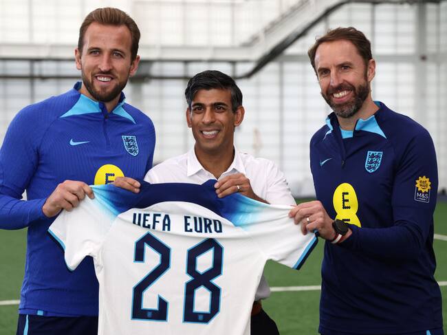 Gareth Southgate junto a Harry Kane y el entonces primer ministro Rishi Sunak por la postulación de Inglaterra e Irlanda para organizar la Eurocopa 2028.