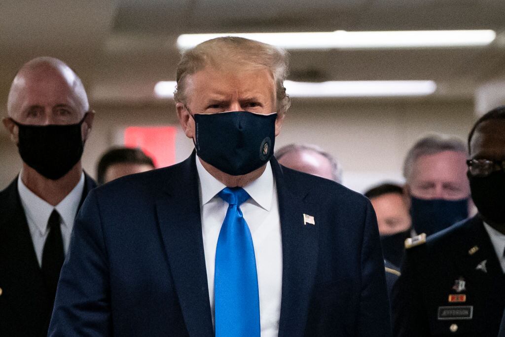El Presidente Donald Trump y otras autoridades utilizaron mascarilla en un centro de salud en Maryland. Foto: Getty Images
