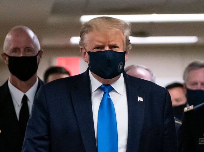 El Presidente Donald Trump y otras autoridades utilizaron mascarilla en un centro de salud en Maryland. Foto: Getty Images