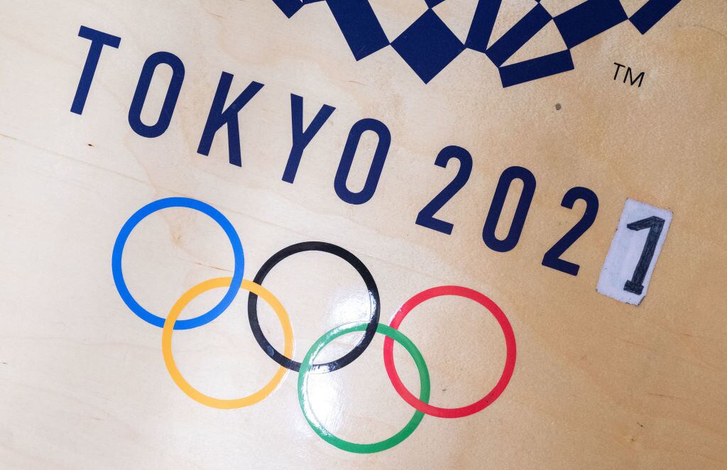 Un papel repara el logo de los Juegos Olímpico del 2020