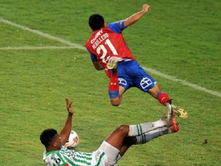 Universidad Católica tuvo un amargo debut en la Copa Libertadores tras caer ante Atlético Nacional en Colombia