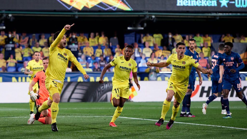 VILLARREAL, SPAIN - APRIL 29: Manuel Trigueros of Villarreal CF celebrates after scoring the opening goal during the UEFA Europa League Semi-final First Leg match between Villareal CF and Arsenal at Estadio de la Ceramica on April 29, 2021 in Villarreal, Spain. Sporting stadiums around Europe remain under strict restrictions due to the Coronavirus Pandemic as Government social distancing laws prohibit fans inside venues resulting in games being played behind closed doors. (Photo by Alex Caparros - UEFA/UEFA via Getty Images)