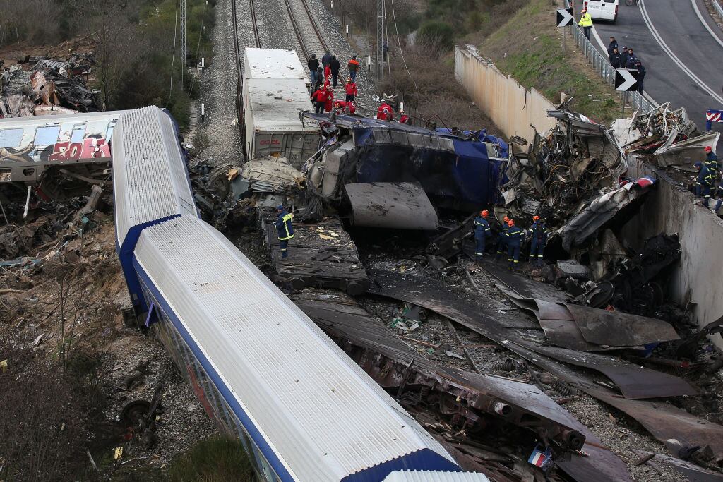 Siguen los trabajos de emergencia tras el choque de trenes en Grecia
