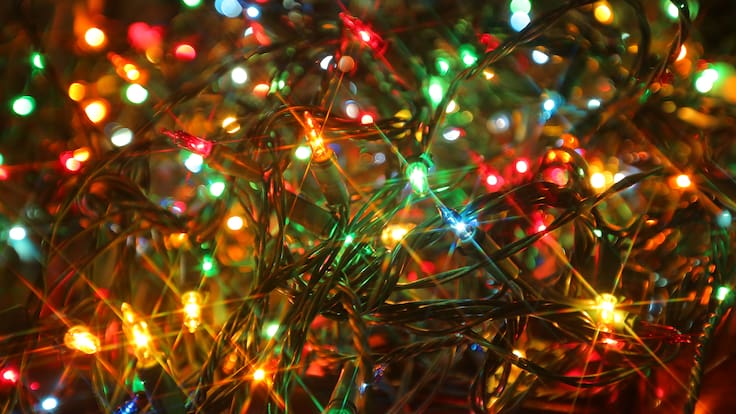 ¿Cuál es la forma correcta de poner las luces en el árbol de Navidad?