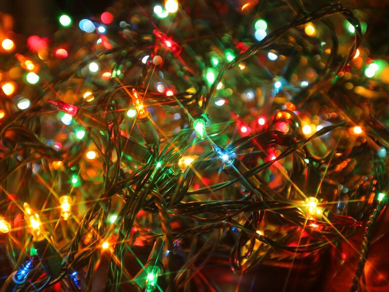 ¿Cuál es la forma correcta de poner las luces en el árbol de Navidad?