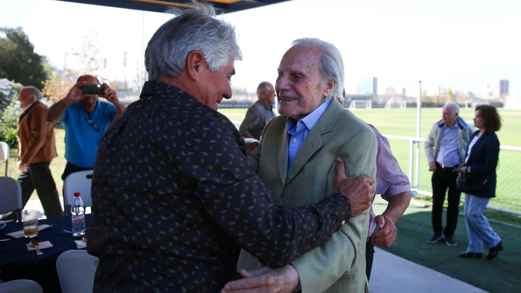 Familia Azul homenajeó a leyendas del Ballet Azul y los reunió con juveniles de la U
