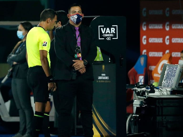 Conmebol decidió suspender indefinidamente a César Deischler y Eduardo Gamboa tras error en ejecución del VAR en Copa Libertadores