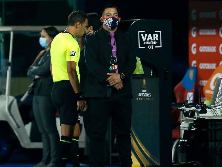 Conmebol decidió suspender indefinidamente a César Deischler y Eduardo Gamboa tras error en ejecución del VAR en Copa Libertadores
