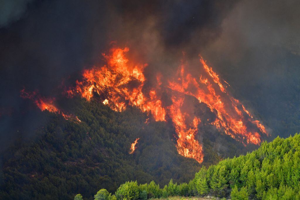 El fuego consume un monte cerca de la antigua Olimpia en Grecia