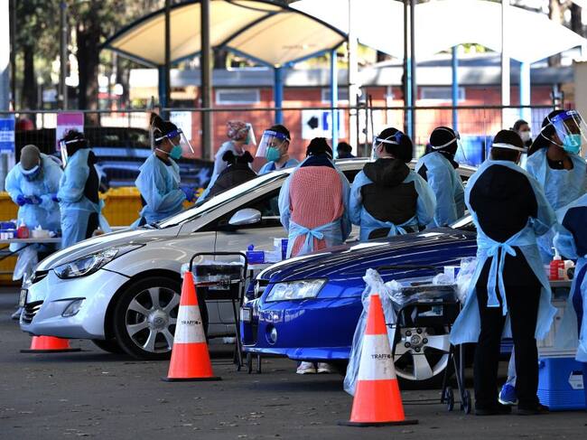 Trabajadores de la salud realizan test para detectar el Covid-19 en Sídney