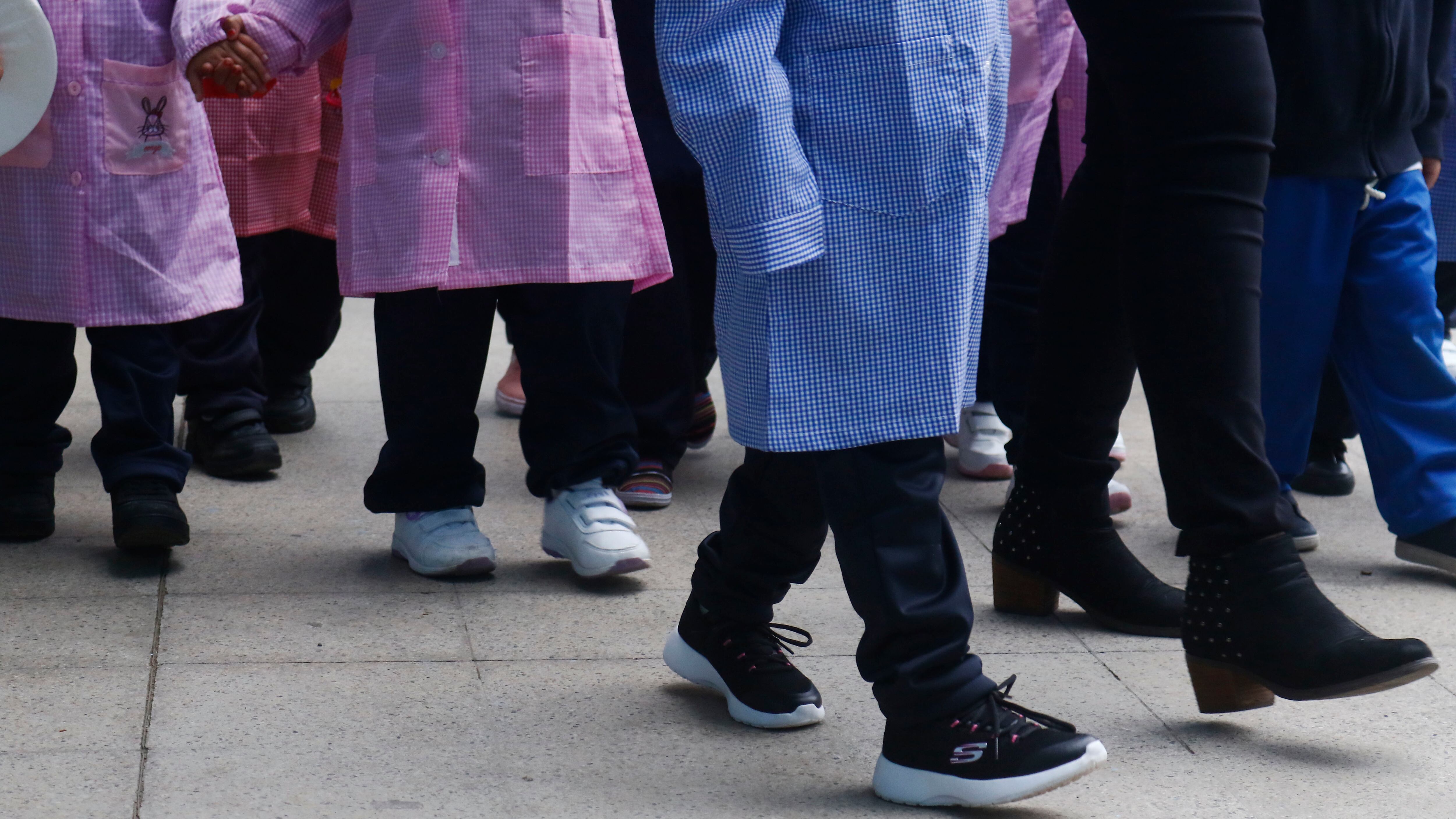 05 DE MARZO DE 2020/VALPARAISOAlumnos de kinder de la escuela Uruguay, ubicado en calle Eusebio Lillo, caminan por los pasillos del establecimiento, en el primer dia de clases en colegios de Valparaiso.
FOTO: LEONARDO RUBILAR CHANDIA/AGENCIAUNO