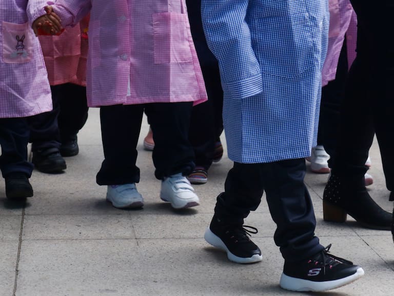 05 DE MARZO DE 2020/VALPARAISOAlumnos de kinder de la escuela Uruguay, ubicado en calle Eusebio Lillo, caminan por los pasillos del establecimiento, en el primer dia de clases en colegios de Valparaiso.
FOTO: LEONARDO RUBILAR CHANDIA/AGENCIAUNO