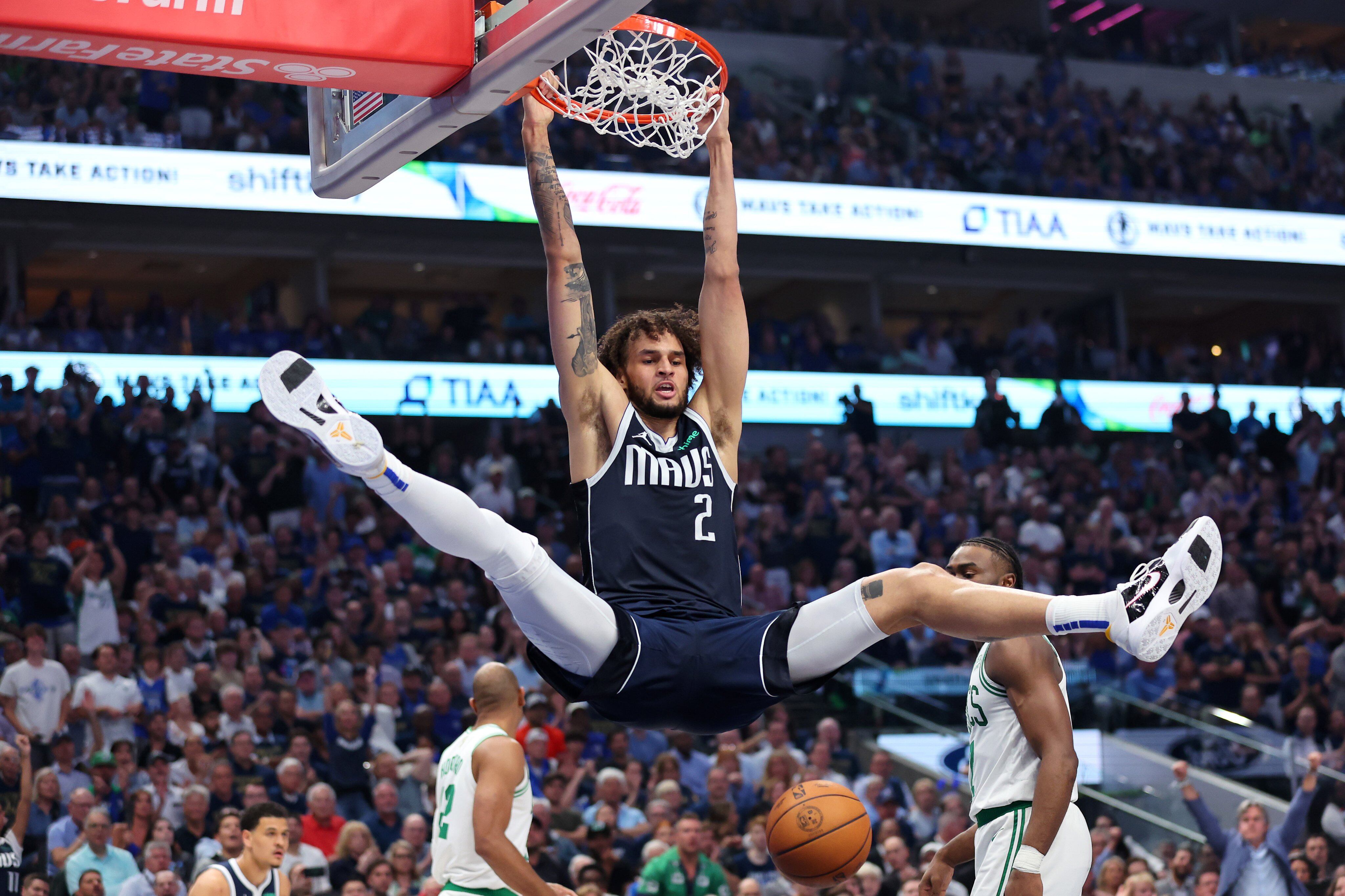 Dereck Lively II celebra colgado del aro tras anotar en el triunfo de Mavericks ante Celtics en la ciudad de Dallas (Texas) en Estados Unidos.