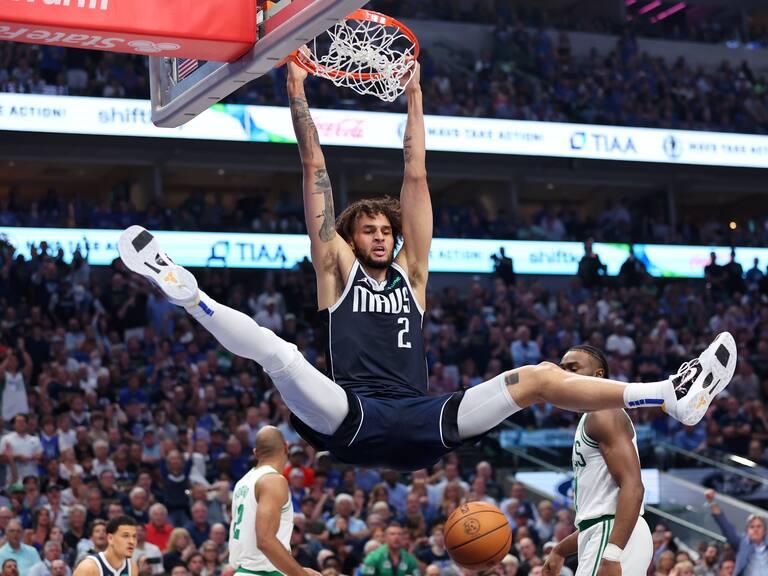 Dereck Lively II celebra colgado del aro tras anotar en el triunfo de Mavericks ante Celtics en la ciudad de Dallas (Texas) en Estados Unidos.