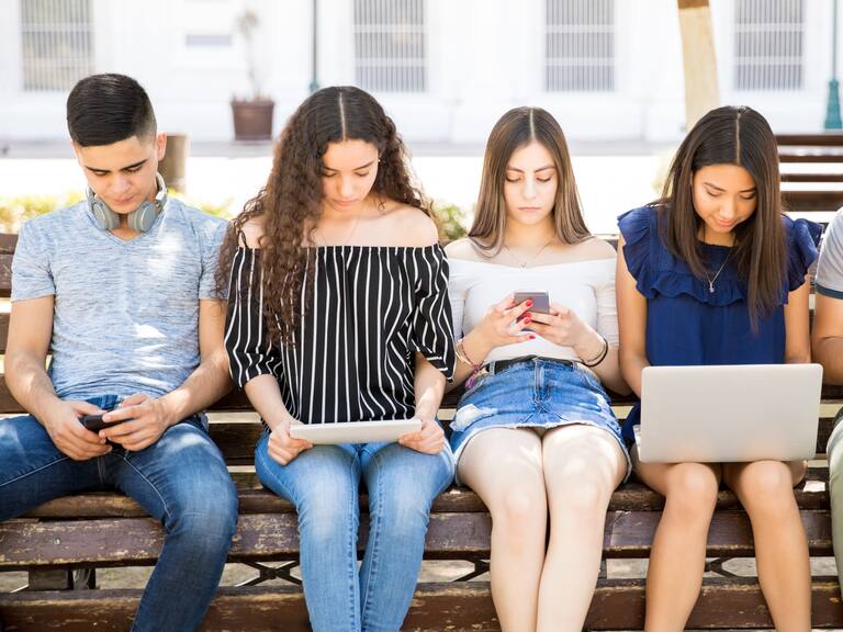 Experta analizó a los centennials chilenos: «Son jóvenes que tienen sus necesidades básicas cubiertas y son más instruidos»