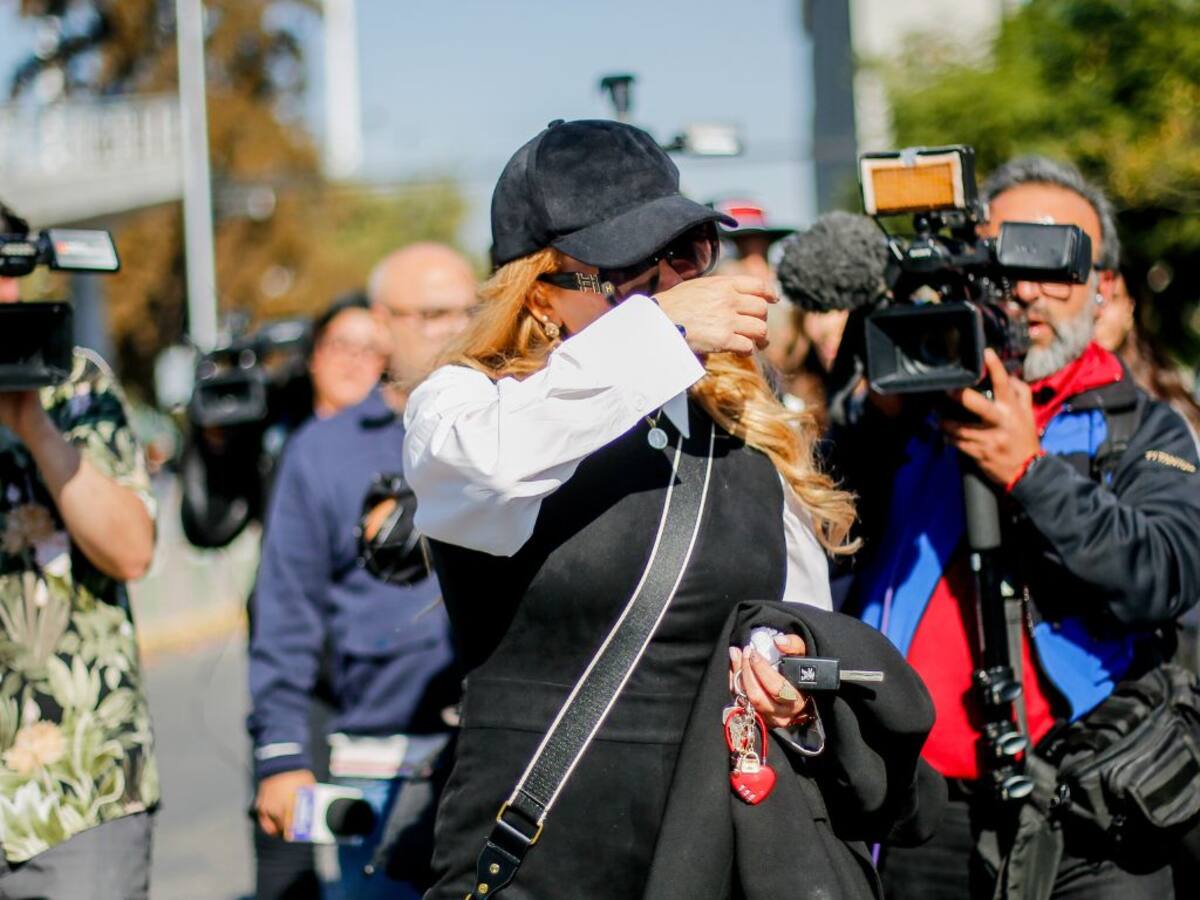 Entre lágrimas: Cathy Barriga pide “un poco de comprensión” tras prisión preventiva de Joaquín Lavín León