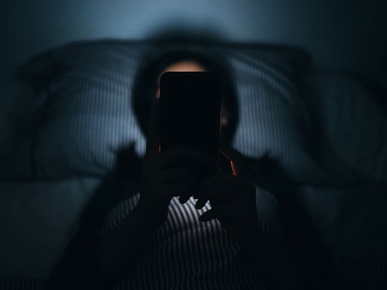 Alerta tecnológica: estas son algunas de las consecuencias médicas que genera desvelarse mirando el celular