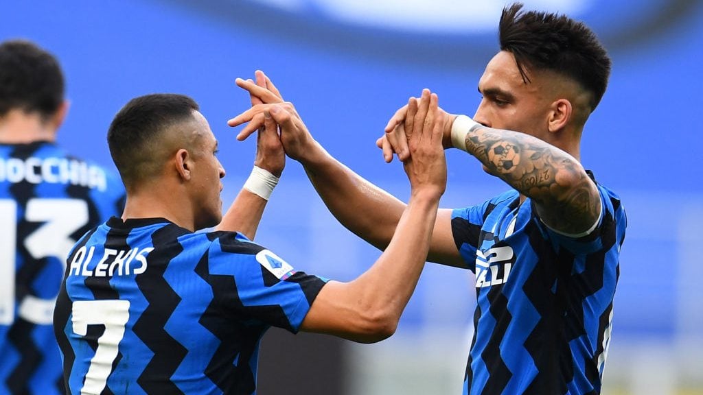MILAN, ITALY - MAY 08: Alexis Sanchez of FC Internazionale celebrates with teammate Lautaro Martinez after scoring the second goal of their team during the Serie A match between FC Internazionale and UC Sampdoria at Stadio Giuseppe Meazza on May 08, 2021 in Milan, Italy. Sporting stadiums around Italy remain under strict restrictions due to the Coronavirus Pandemic as Government social distancing laws prohibit fans inside venues resulting in games being played behind closed doors. (Photo by Claudio Villa - Inter/Inter via Getty Images)