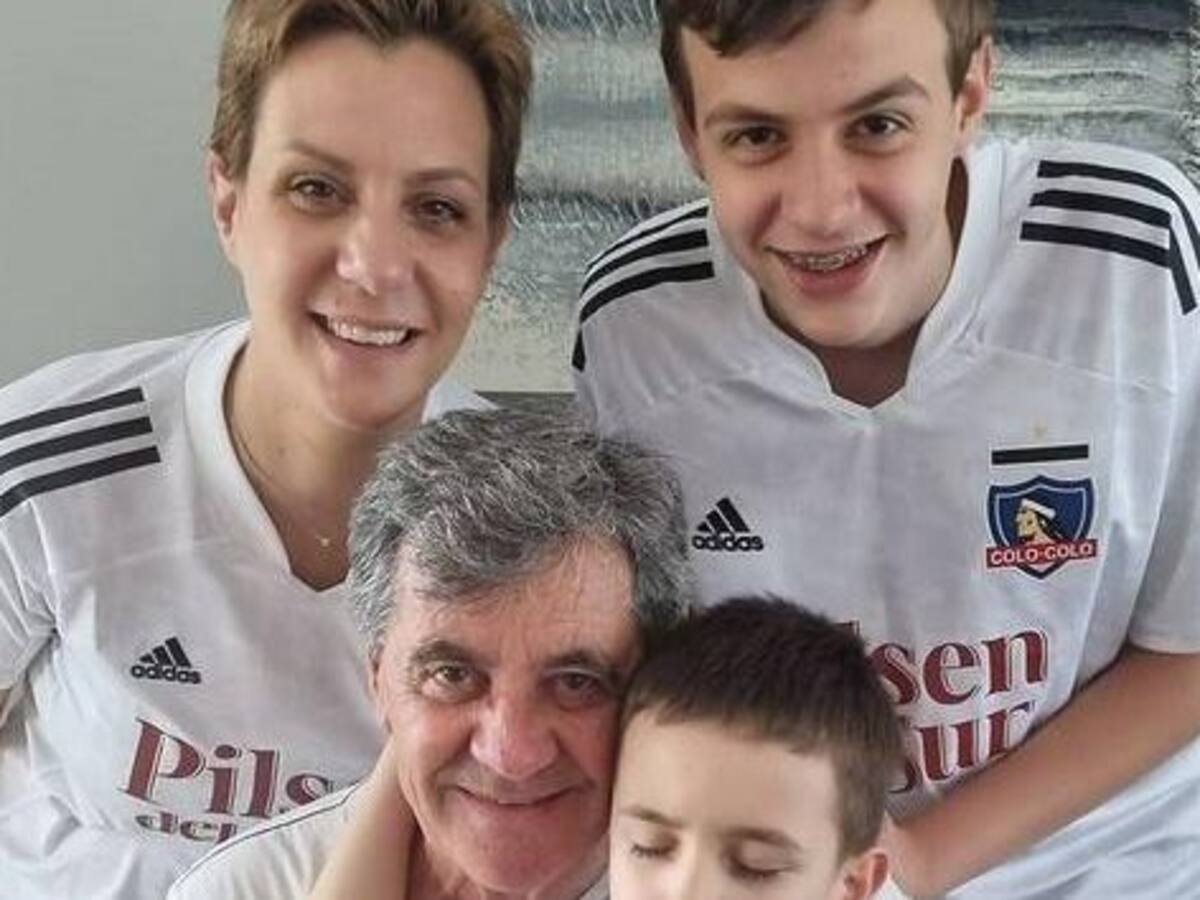 No se olvidan del profe: Mirko Jozic se mostró feliz al recibir su carnet de socio de Colo Colo y una réplica de la Libertadores