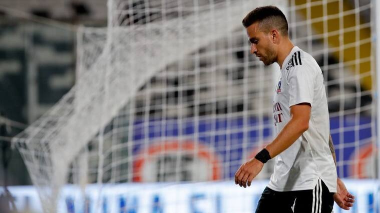 11 de Abril del 2021/SANTIAGOMatias Zaldivia(c) es expulsado luego de dar un planchazo a Matías Cahais(c) ,durante el partido valido por la tercera fecha del Campeonato Nacional AFP PlanVital 2021, entre Colo Colo vs O'Higgins, disputado en el Estadio Monumental.
FOTO:FRANCISCO LONGA/AGENCIAUNO