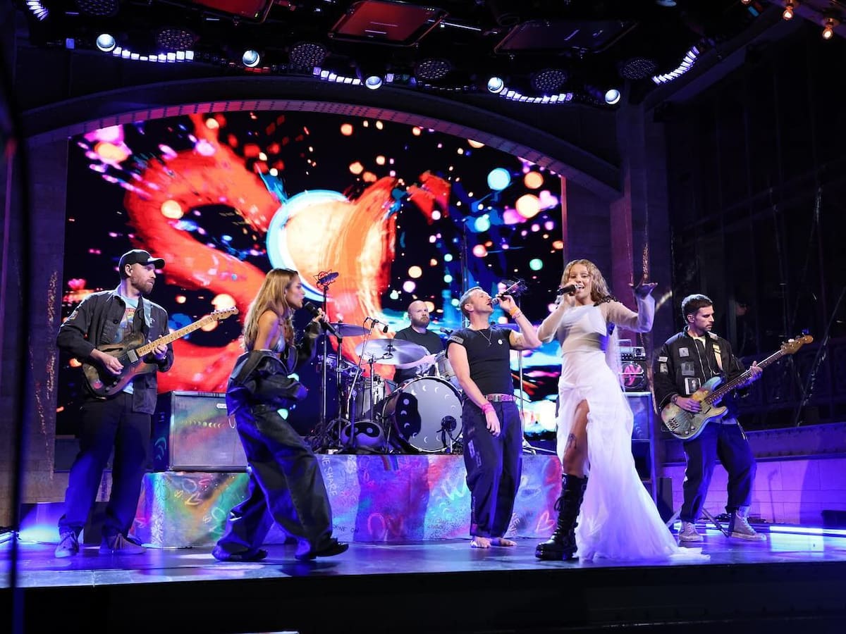 Cantante chilena-palestina brilla en Saturday Night Live: cantó junto a Coldplay