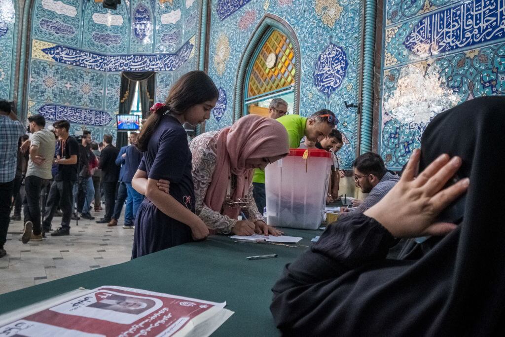 Mujeres en Irán votan en un centro de sufragio en la ciudad de Teherán, durante la segunda vuelta presidencial.