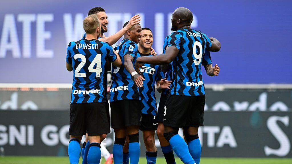 MILAN, ITALY - MAY 23: Romelu Lukaku of FC Internazionale celebrates with team mates after scoring their side's fifth goal during the Serie A match between FC Internazionale Milano and Udinese Calcio at Stadio Giuseppe Meazza on May 23, 2021 in Milan, Italy. A limited number of fans will be allowed into Premier League stadiums as Coronavirus restrictions begin to ease in Italy. (Photo by Mattia Ozbot/Getty Images)