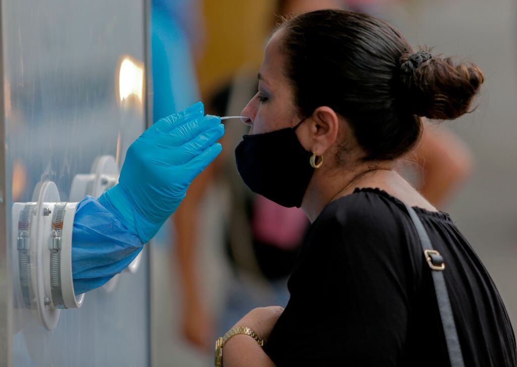 Enfermera realiza un test del Covid-19 en la Ciudad de Panamá