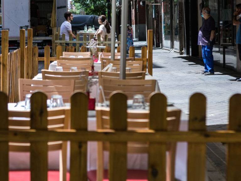 España ordena el cierre de discotecas y bares por rebrote de Covid-19